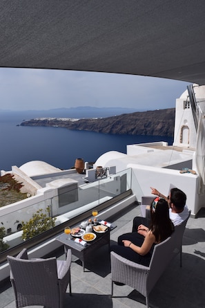 Deluxe Suite, Hot Tub, Sea View | Terrace/patio