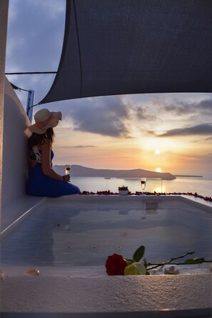 Honeymoon Suite, Hot Tub, Sea View | Private spa tub - Vitsentzos Suites (Santorini)