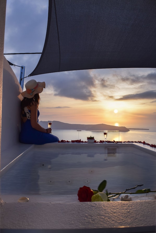 Honeymoon Suite, Hot Tub, Sea View | Private spa tub
