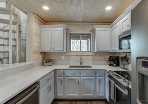 Fridge, microwave, stovetop, dishwasher - Sky's the Limit Treehouse Cabin (Cleveland)