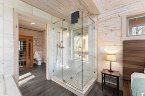 Shower, jetted tub, hair dryer, towels - Top of the Line Treehouse Cabin (Cleveland)