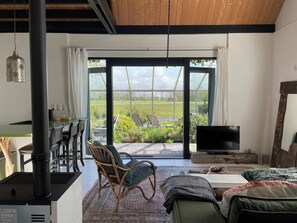 TV, fireplace, books, video library - woudlodge (Bergen)