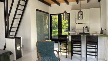 Een koelkast, een oven, een vaatwasser, een koffiezetapparaat/waterkoker