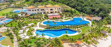 House, 4 Bedrooms | Pool