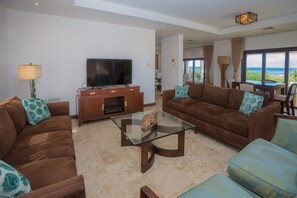 House, 4 Bedrooms | Living room