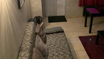 Televisión, reproductor de DVD, libros y estéreo