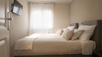 3 chambres, bureau, fer et planche Ă repasser, lit parapluie