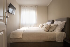 3 bedrooms, desk, iron/ironing board, travel cot