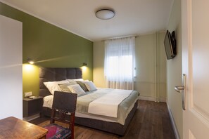 3 bedrooms, desk, iron/ironing board, travel cot - PAHA-PAHA condo near campus with lightning fast Wi-fi (Rijeka)