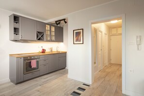 Fridge, oven, stovetop, dishwasher