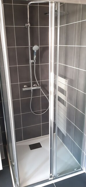 Douche, serviettes fournies, savon, papier toilette