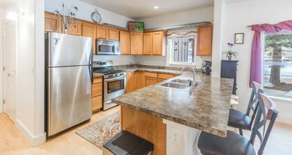 River Walk Haven- Easy Walk to Downtown- Bright & Airy Rooms-Great Reviews!