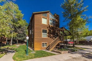 Exterior - Cozy Loft Located in the Heart of Ouray | Air Conditioning! (Ouray)
