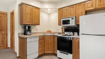 Geladeira, micro-ondas, fogão, cooktop