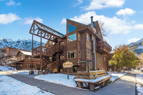 Cozy Remodeled Condo | Walk to Downtown & the River | Mountain Views