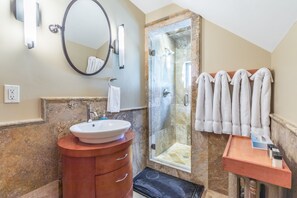 Een bad, gratis toiletartikelen, een haardroger, handdoeken