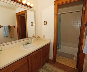 Combined shower/bathtub, free toiletries, hair dryer, towels - Next to Ouray Hot Springs | Walk to Main Street | Deck (Ouray)