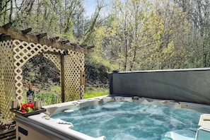 Outdoor spa tub - Fireflies and Moonshine (Gatlinburg)