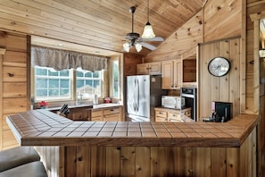 Basic Cabin | Private kitchen | Full-size fridge, microwave, oven, dishwasher - Fireflies and Moonshine (Gatlinburg)