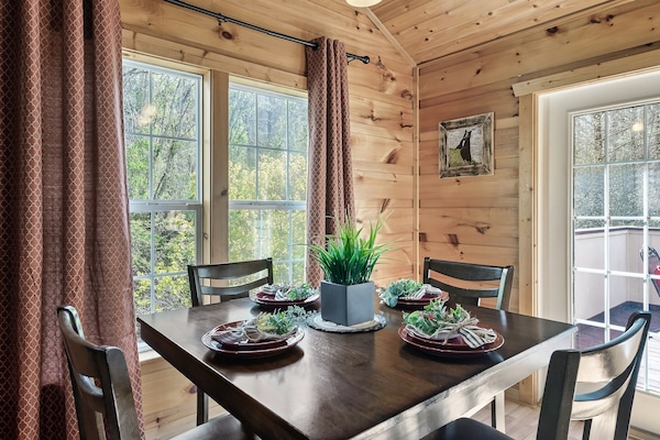 Basic Cabin | Dining room