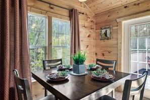 Basic Cabin | Dining room - Fireflies and Moonshine (Gatlinburg)