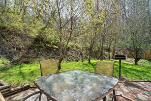 Terrace/patio - Fireflies and Moonshine (Gatlinburg)