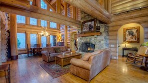 Flat-screen TV, fireplace, video games, Netflix - Legend- with a creek and 100 acres to enjoy in North Georgia (Ellijay)