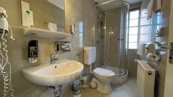Basic Double Room | Bathroom | Hydromassage showerhead, free toiletries, hair dryer, bidet