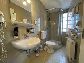 Habitación básica doble | Baño | Regadera con hidromasaje y amenidades de baño gratuitas 