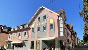 Un edificio con un letrero que dice "HAFNER HOTEL" en la fachada.