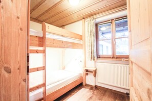 2 habitaciones, tabla de planchar con plancha y cuna de viaje 