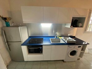 Fridge, microwave, stovetop, coffee/tea maker