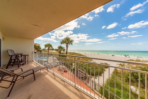 Beachfront Condo Across from John's Pass -Madeira Norte- Gorgeous sunset views!