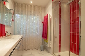 Bathtub, towels