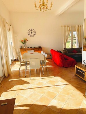 TV - Villa 5 chambres, piscine chauffée, pétanque, wifi (Saint-Cyr-sur-Mer)