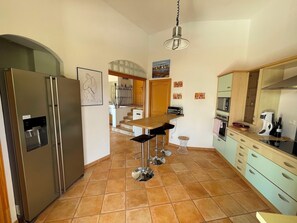 Fridge, microwave, oven, stovetop - Villa 5 chambres, piscine chauffée, pétanque, wifi (Saint-Cyr-sur-Mer)