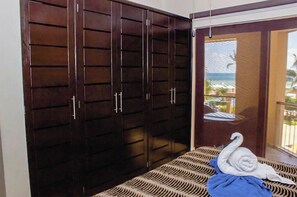 2 makuuhuonetta, tallelokero huoneessa, silitysrauta/-lauta