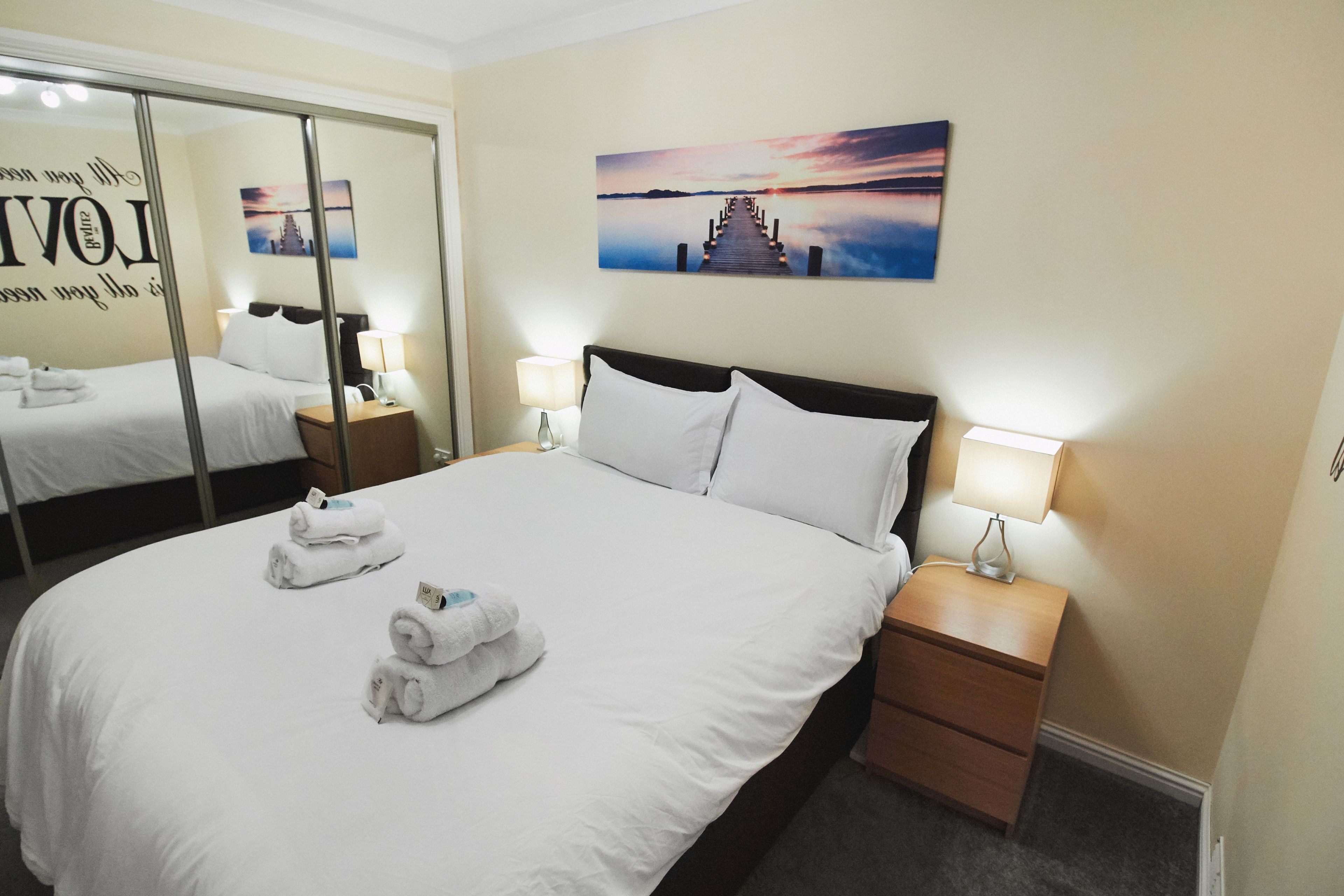 2 عدّة غرف نوم ومكواة/لوح كي وسرير سفر وواي فاي مجانًا