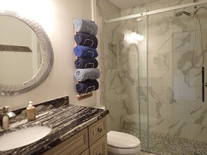 Combined shower/bathtub, hair dryer, towels, soap - Spacious Renovated Beach House steps from the water (Panama City Beach)
