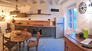 Fridge, microwave, oven, stovetop - Homerez - House in Les Trois-Moutiers (Les Trois-Moutiers)