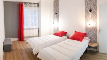 3 slaapkamers, een bureau, een strijkplank/strijkijzer, reisbedje
