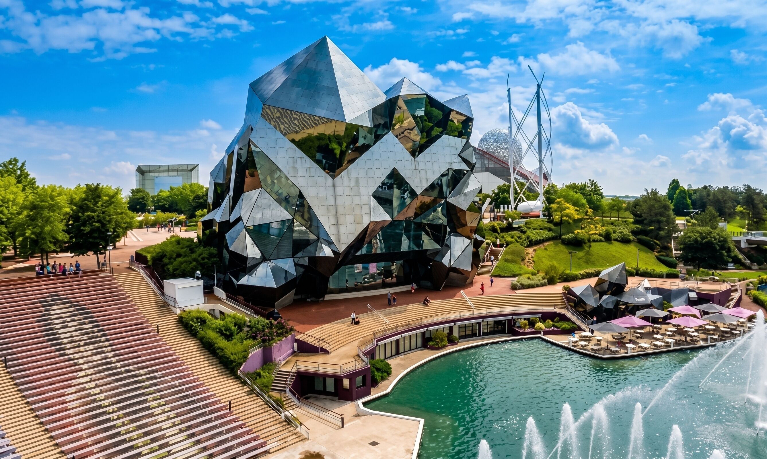 Un bâtiment moderne doté d’une conception géométrique originale, agrémenté d’une piscine et d’une fontaine.