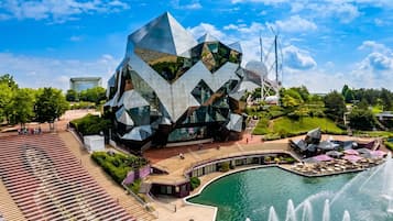 Un bâtiment moderne doté d’une conception géométrique originale, agrémenté d’une piscine et d’une fontaine.