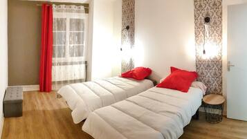 3 bedrooms, desk, iron/ironing board, WiFi