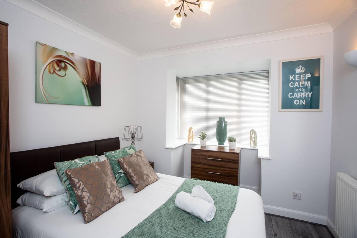 Iron/ironing board (on request), WiFi (free)