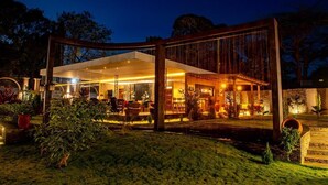 Una casa moderna con un amplio patio abierto, rodeado de abundante vegetación.