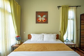 In-room safe, soundproofing, free WiFi, bed sheets - Kinga Home Suites (Moshi)