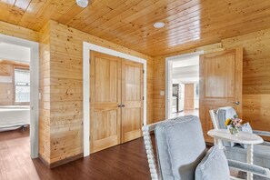 5 bedrooms, WiFi, bed sheets