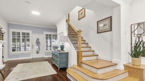 Eine Treppe mit Holzboden und Holzwand, die zu einer oberen Etage führt.