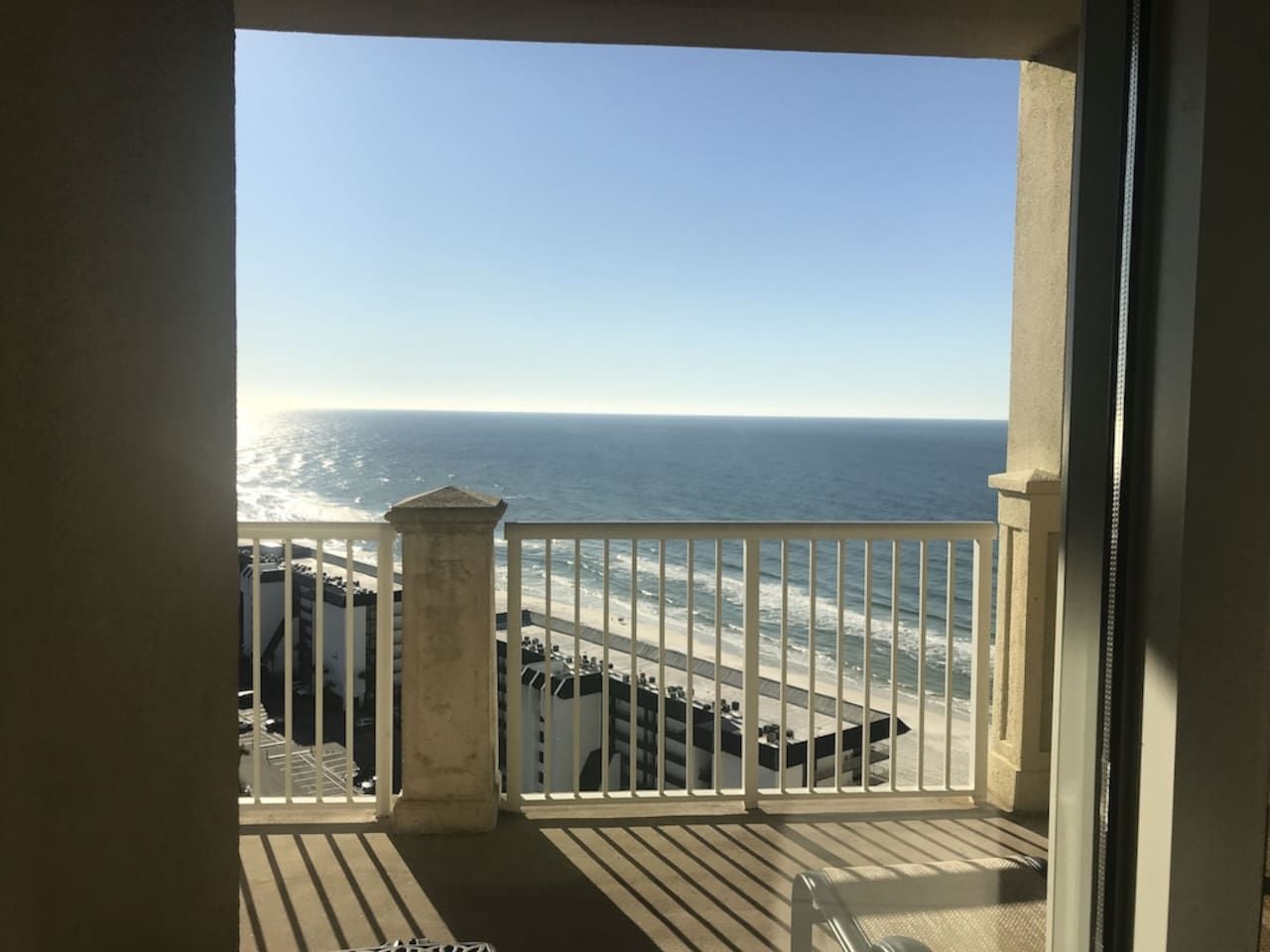 Un balcón con vista al océano y a la playa.